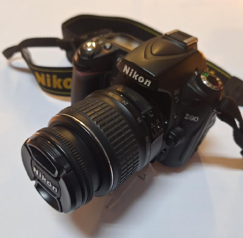 Nikon D90 + objektiv NIKON 18-55mm f/3.5-5.6G AF-S